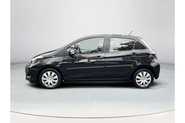 Toyota Yaris (2013) thumbnail 2