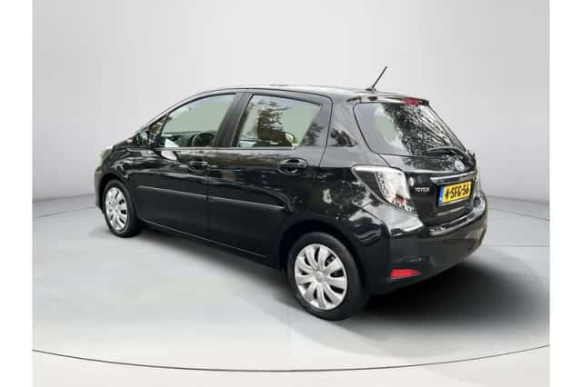 Toyota Yaris (2013) thumbnail 3