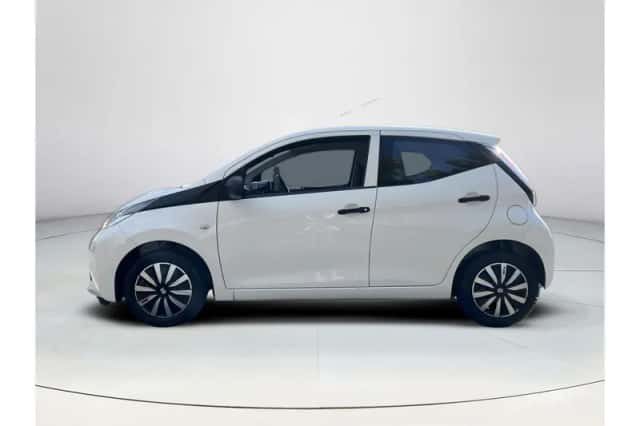 Toyota Aygo (2016) thumbnail 2