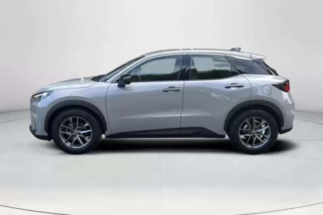 Lexus LBX (2024) thumbnail 2
