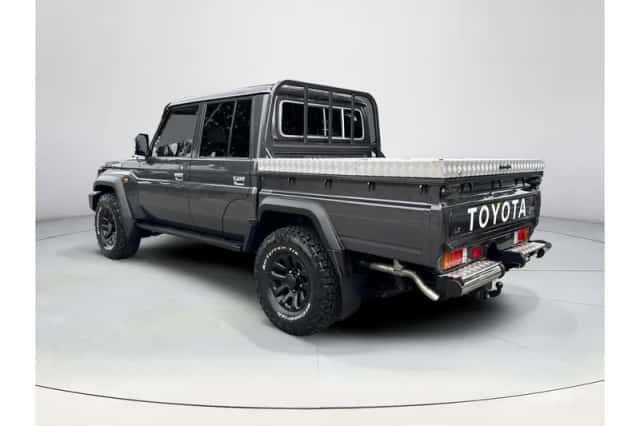 Toyota Land Cruiser (2024) thumbnail 3