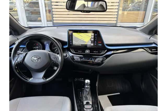 Toyota C-HR (2019) thumbnail 6