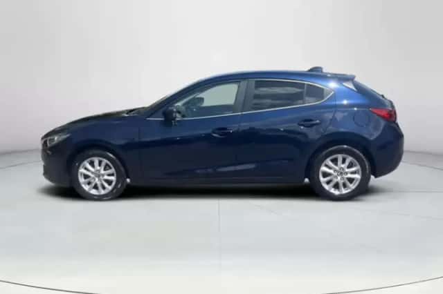 Mazda 3 (2015) thumbnail 2