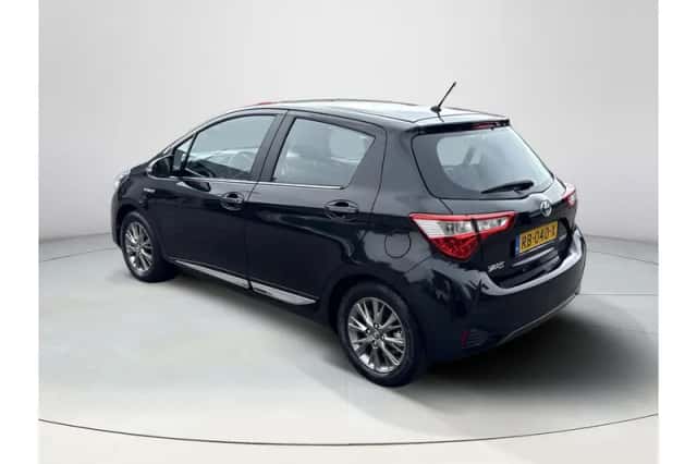 Toyota Yaris (2017) thumbnail 3