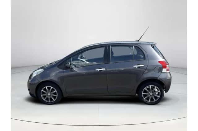 Toyota Yaris (2010) thumbnail 2