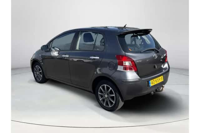 Toyota Yaris (2010) thumbnail 3