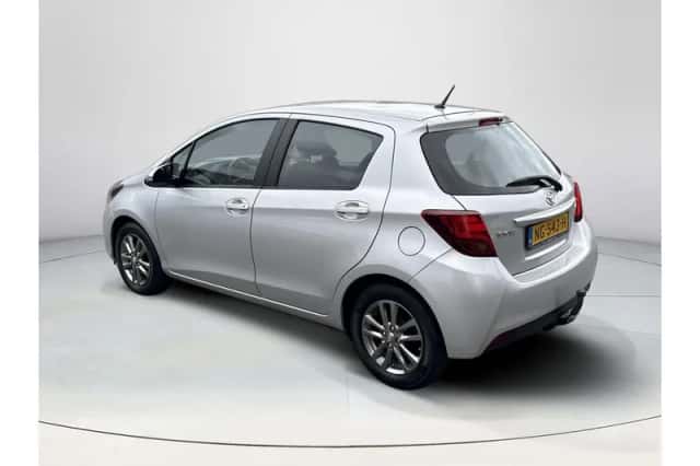 Toyota Yaris (2017) thumbnail 3