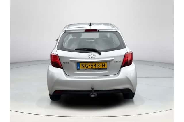 Toyota Yaris (2017) thumbnail 4