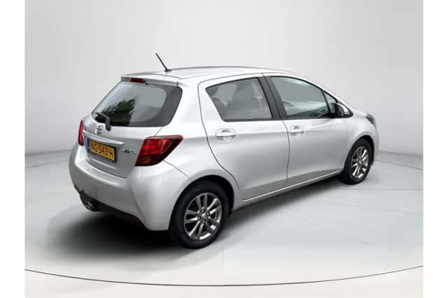 Toyota Yaris (2017) thumbnail 5
