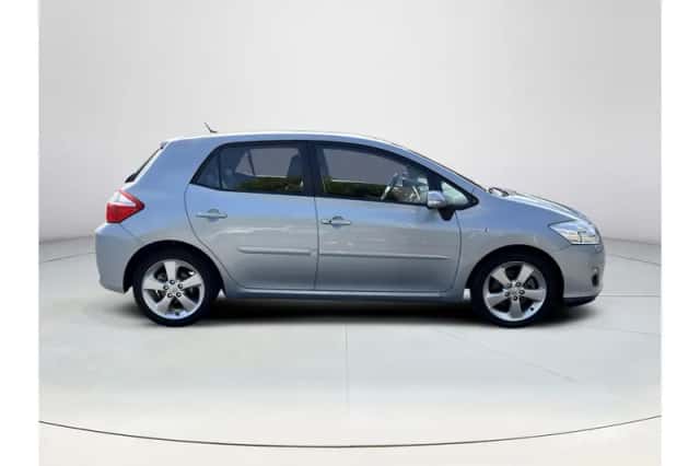 Toyota Auris (2010) thumbnail 6