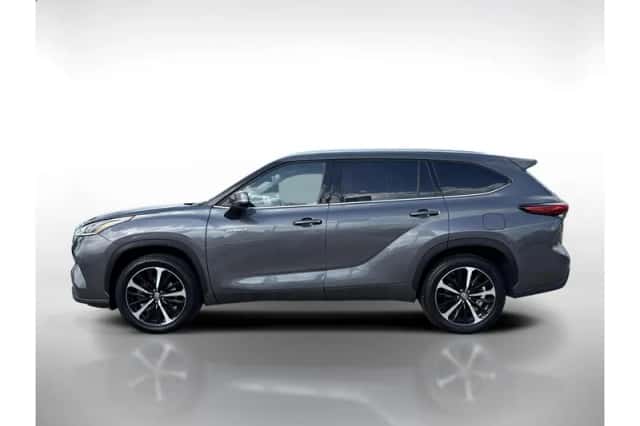 Toyota Highlander (2021) thumbnail 2