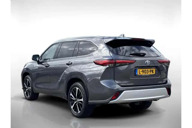 Toyota Highlander (2021) thumbnail 3
