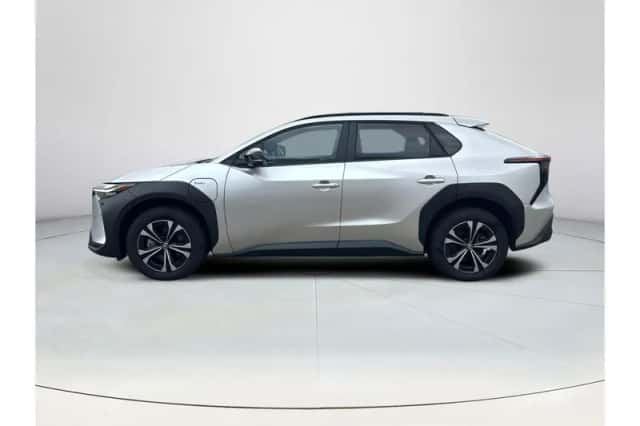 Toyota bZ4X (2025) thumbnail 2