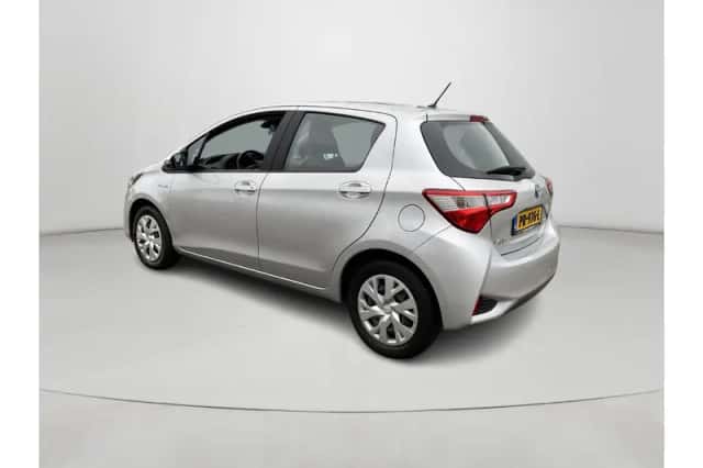 Toyota Yaris (2017) thumbnail 3