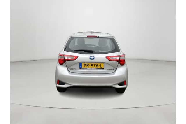 Toyota Yaris (2017) thumbnail 4