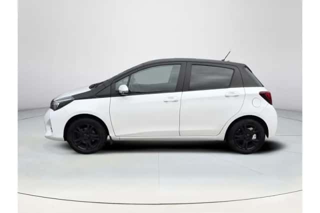 Toyota Yaris (2016) thumbnail 2