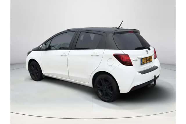 Toyota Yaris (2016) thumbnail 3