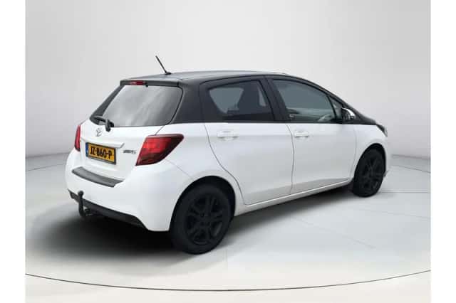 Toyota Yaris (2016) thumbnail 5