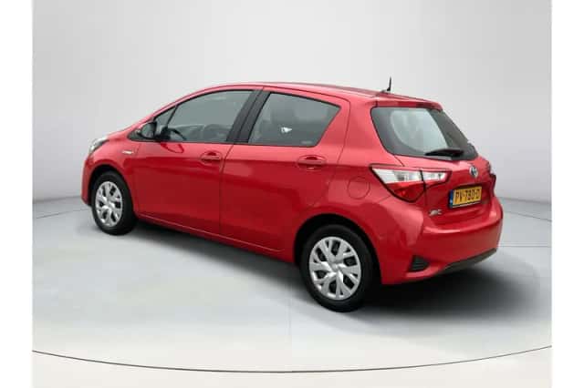Toyota Yaris (2017) thumbnail 3