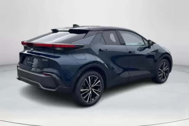 Toyota C-HR (2026) thumbnail 5