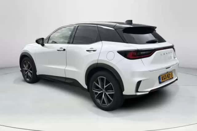 Lexus LBX (2024) thumbnail 3