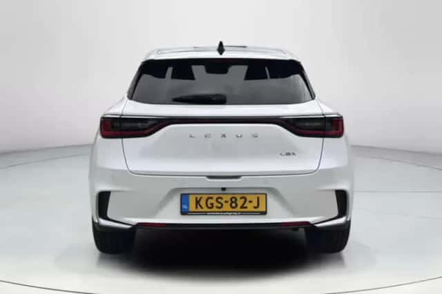 Lexus LBX (2024) thumbnail 4