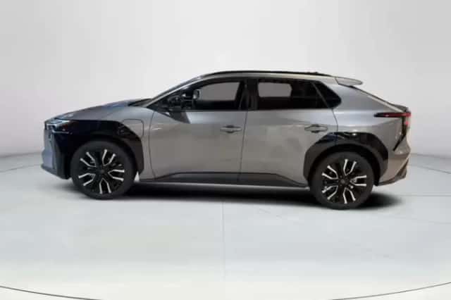 Toyota bZ4X (2026) thumbnail 2