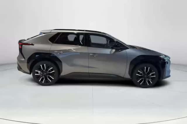 Toyota bZ4X (2026) thumbnail 6