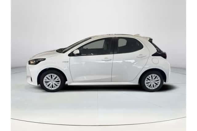 Toyota Yaris (2021) thumbnail 2