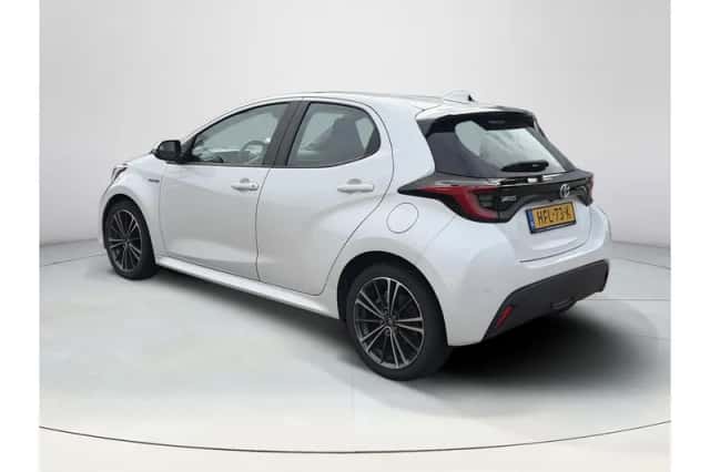 Toyota Yaris (2021) thumbnail 3