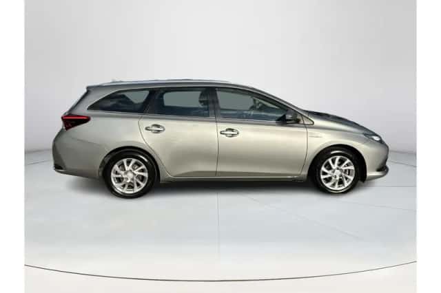 Toyota Auris (2015) thumbnail 6
