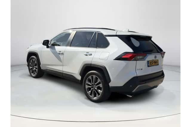 Toyota RAV4 (2022) thumbnail 3