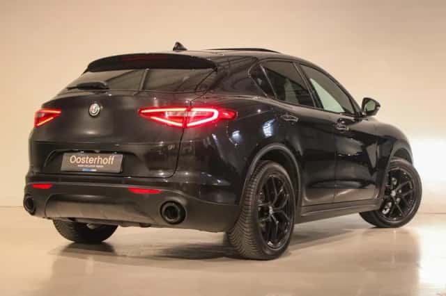 Alfa Romeo Stelvio (2017) thumbnail 2