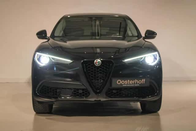 Alfa Romeo Stelvio (2017) thumbnail 4