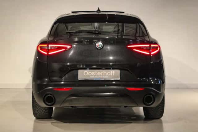Alfa Romeo Stelvio (2017) thumbnail 5