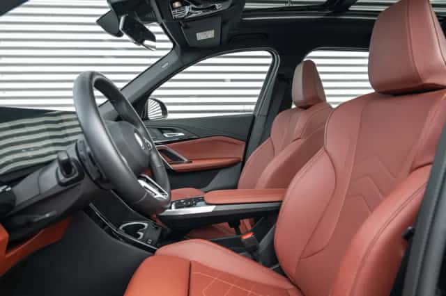 BMW iX1 (2025) thumbnail 4