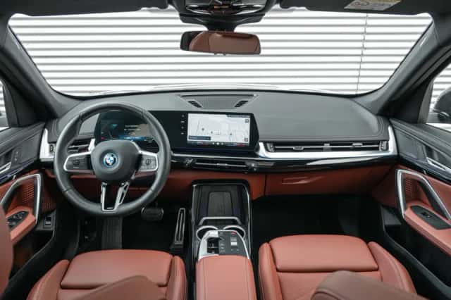 BMW iX1 (2025) thumbnail 5