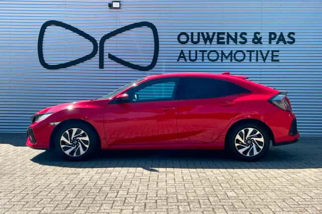 Honda Civic (2018) thumbnail 2