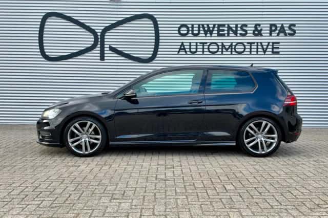 Volkswagen Golf (2016) thumbnail 2