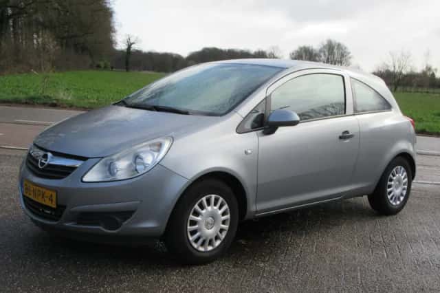 Opel Corsa (2010) thumbnail 3
