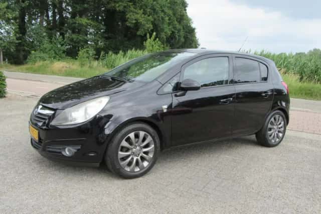 Opel Corsa (2011) thumbnail 4