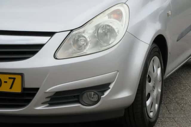 Opel Corsa (2009) thumbnail 3