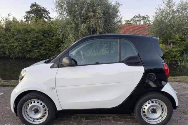 Smart EQ Fortwo (2023) thumbnail 3