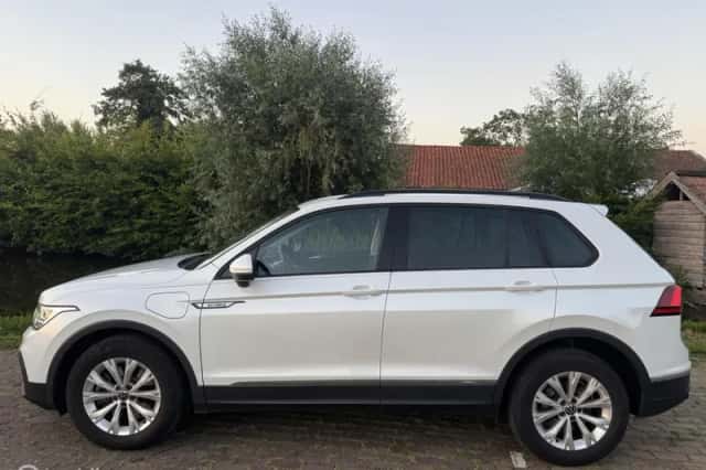 Volkswagen Tiguan (2022) thumbnail 2