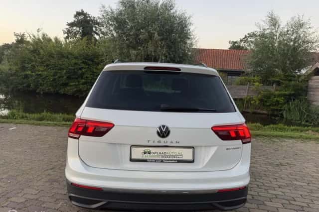 Volkswagen Tiguan (2022) thumbnail 4