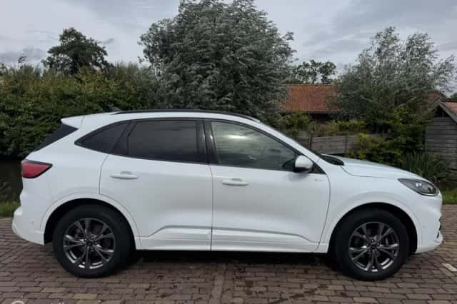 Ford Kuga (2023) thumbnail 3
