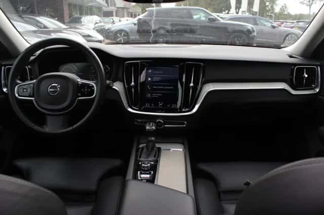Volvo V60 (2019) thumbnail 2