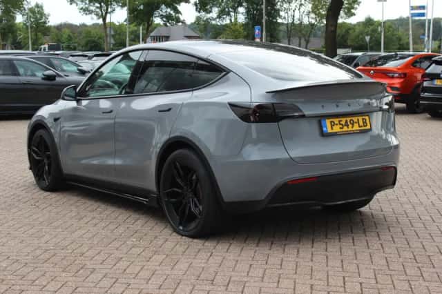 Tesla Model Y (2021) thumbnail 4