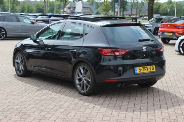 SEAT Leon (2015) thumbnail 3