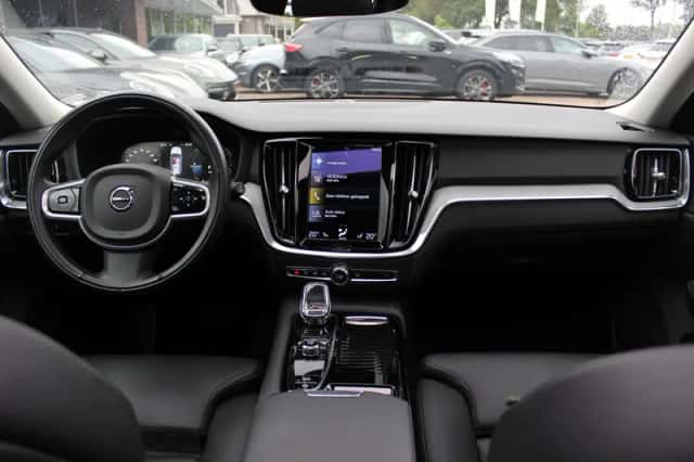 Volvo V60 (2022) thumbnail 3